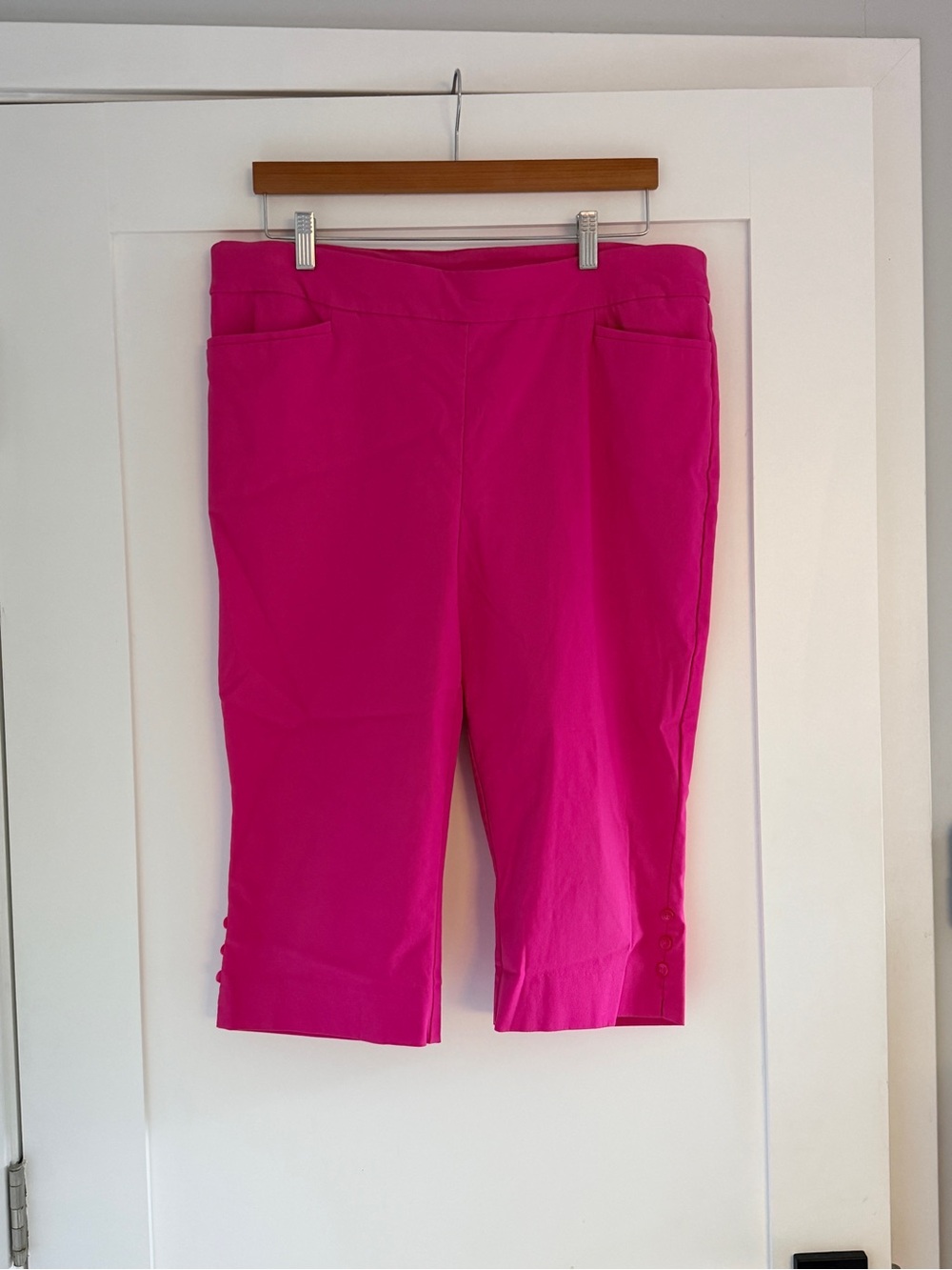 Chico's Bright Fuchsia Cropped Pull-On Capris
